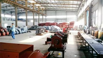 酒店會議中的工廠員工 忙碌表象下的效率困境